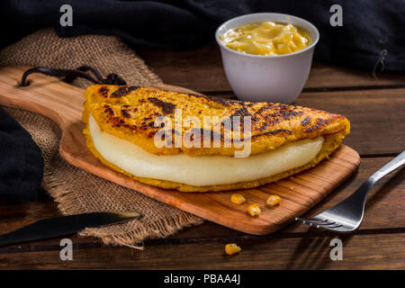 Cachapa mit Käse, typisch venezolanischen Gericht mit Mais, Käse und Butter Stockfoto