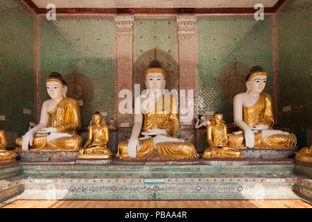Statuen von Buddha, Tempel im Inneren der Shwedagon Pagode, Yangon, Myanmar, Asien Stockfoto