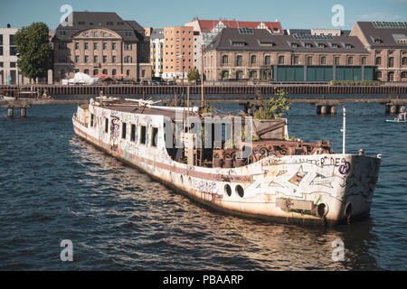 Altes Schiffswrack im Fluss liegen, Spree, Berlin, Deutschland Stockfoto