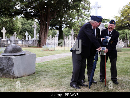 Irish Air Corps Veteranen nach einer Zeremonie die Enthüllung einer Victoria Cross Stein in Glasnevin Cemetery in Dublin, die sich mit großen Edward&Ograve; Mick&Oacute; Mannock V.C. Stockfoto