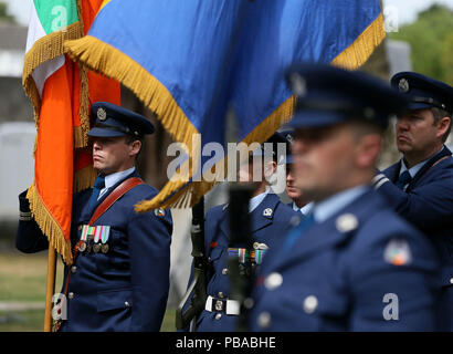 Mitglieder der Irish Air Corps Farbe Partei während der Zeremonie zur Enthüllung der Victoria Cross Stein in Glasnevin Cemetery in Dublin, die sich mit großen Edward&Ograve; Mick&Oacute; Mannock V.C. Stockfoto