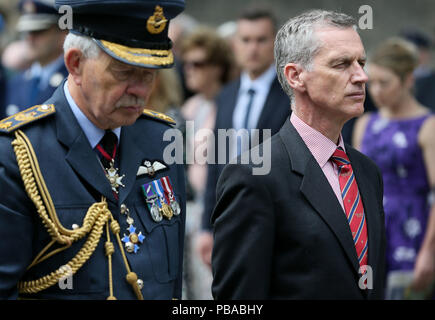 Sir Stephen Hillier (rechts), Air Chief Marshal, der Chef der Luft Mitarbeiter in Großbritannien, steht für ein paar Minuten Stille während einer Zeremonie die Enthüllung einer Victoria Cross Stein in Glasnevin Cemetery in Dublin, die sich mit großen Edward&Ograve; Mick&Oacute; Mannock V.C. Stockfoto