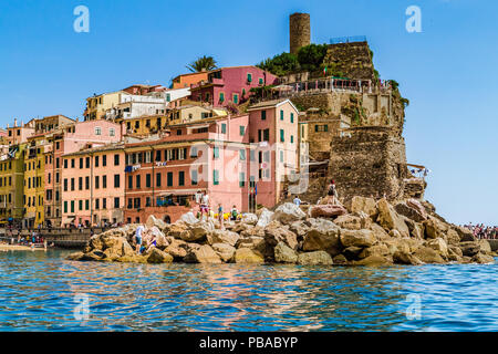 VERNAZZA (SP), Italien - 20. JUNI 2018: Touristen Spaß haben und Sonnenbaden in Vernazza, atemberaubende Dorf der Cinque Terre Nationalpark in Italien Stockfoto