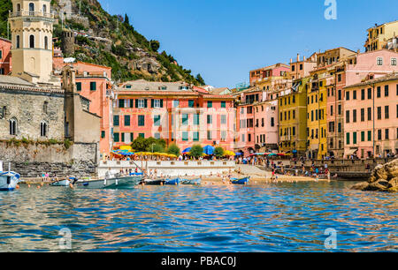 VERNAZZA (SP), Italien - 20. JUNI 2018: Touristen Spaß haben und Sonnenbaden in Vernazza, atemberaubende Dorf der Cinque Terre Nationalpark in Italien Stockfoto