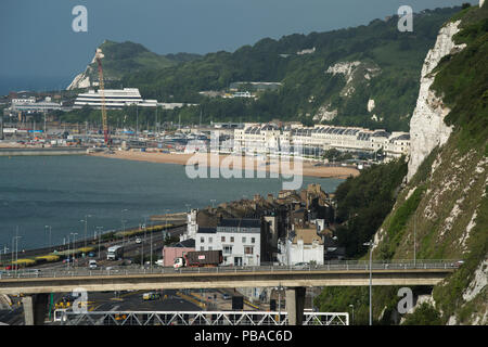 Hafen von Dover, fotografiert von den weißen Klippen von Dover. Der Hafen von Dover ist die Cross-channel-Hafen in Dover, Kent, South East England gelegen. Es Stockfoto