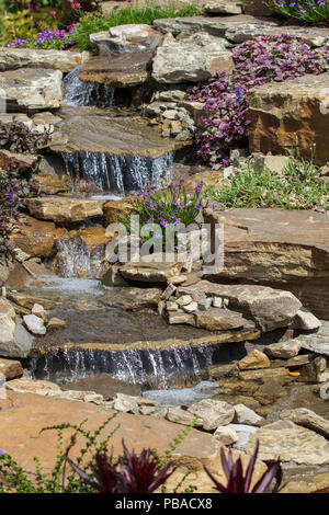 Ein schöner Garten Steingarten mit Wasserfall Stockfoto
