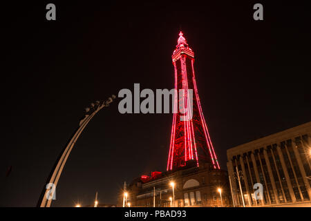 Blackpool Tower rot leuchtet in der Nacht, Blackpool, Lancashire, Großbritannien Stockfoto