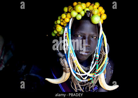 Junge Mädchen mit traditionellem Kopfschmuck. Mursi Stamm, Mago National Park. Omo Valley, Äthiopien. Stockfoto