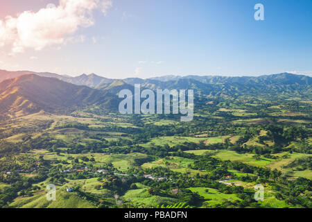 Montana Redonda Landschaft in sonniger Tag. Dominikanische Republik, natürliche Foto Hintergrund Stockfoto