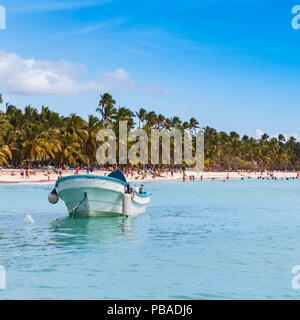 Boot in der Nähe von Sandstrand von Saona Insel. Karibik Küste, Dominikanische Republik Stockfoto