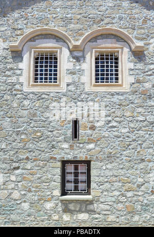 Fenster auf eine Mauer des Hauses. Aufgrund der Windows Lage, Fassade sieht aus wie ein menschliches Gesicht. Stockfoto