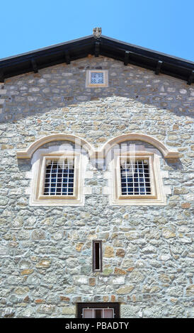 Fenster auf eine Mauer des Hauses. Aufgrund der Windows Lage, Fassade sieht aus wie ein menschliches Gesicht. Stockfoto