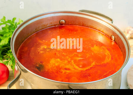 Topf mit einem hausgemachten appetitlich und lecker borsch. Rot Rote Beete Suppe, Kochen in eine Pfanne geben. Ukrainische und russische Traditionelles rotes Gemüse Stockfoto