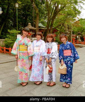 Kyoto Japan - Juli 23,2013 vier junge Frauen dressing traditionellen Kimono japanische Stockfoto