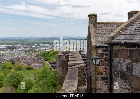 Befestigungsanlagen Stirling Castle mit einer Luftaufnahme über schottischen Felder Stockfoto