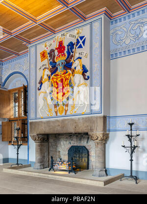 Mittelalterliches Zimmer des Stirling Castle mit Feuerstelle und Wanddekorationen Stockfoto