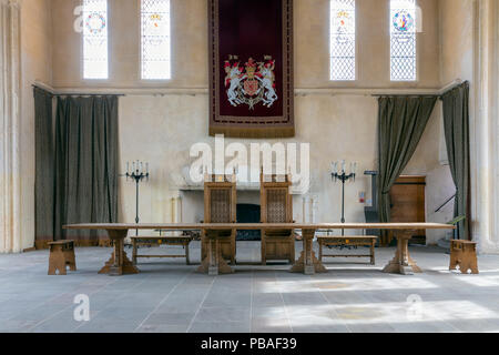 Mittelalterliches zimmer Stirling Castle mit Tisch, Stühlen und Wanddekorationen Stockfoto