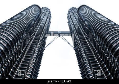 Geringe Sicht Der petronus Twin Towers, Kuala Lumpur, zwei 451 Meter hohen, 88 Etagen, Türme sind aus Glas und Metall Struktur, die Verbindung der zwei Schleppern Stockfoto