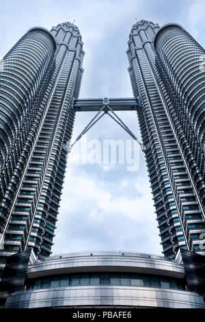 Geringe Sicht Der petronus Twin Towers, Kuala Lumpur, zwei 451 Meter hohen, 88 Etagen, Türme sind aus Glas und Metall Struktur, die Verbindung der zwei Schleppern Stockfoto