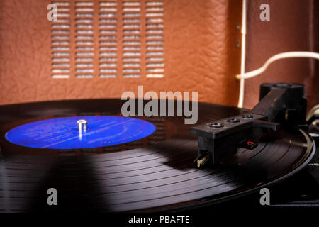 Plattenspieler Nadel auf einer Schallplatte. Vintage vinyl Plattenspieler. Nadel auf schwarzem vinyl Record. Stockfoto