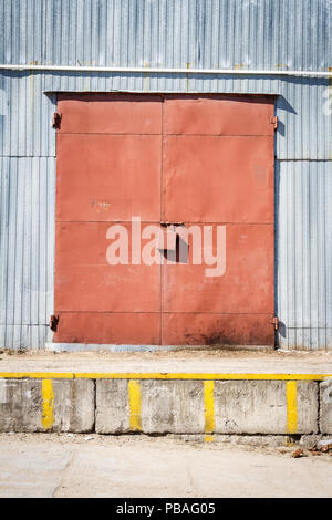 Alte Metall Lager Tür, hangar Tor. Industrielle eiserne Tür. Stockfoto