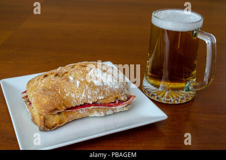Spanisch tipycal Tapas, iberischen Schinken Sandwich und Bier Stockfoto