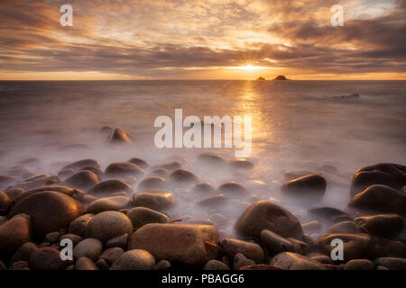 Sonnenuntergang über dem Brisons von Porth Nanven, Babybett Tal, Cornwall, England, Großbritannien. September 20012. Stockfoto