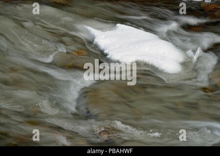 Eisformationen auf der Kagawong Fluss unten Bridal Veil Falls, Kagawong, Manitoulin Island, Ontario, Kanada Stockfoto