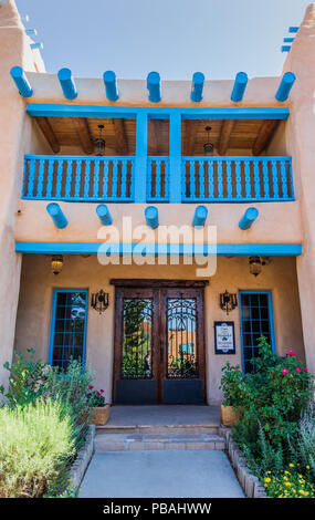 TAOS, NM, USA-8 Juli 18: Die Details des vorderen Eingang zur Casa Benevides Inn, auf Kit Carson Straße, im alten Bat, Stockfoto