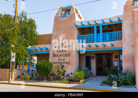 TAOS, NM, USA-8 Juli 18: Das Casa Benevides Inn ist auf Kit Carson Road gelegen, in der Altstadt von Taos, NM. Stockfoto