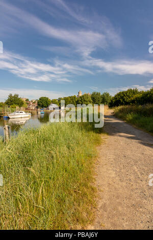 Ein Fußweg entlang des Flusses Arun in Arundel, West Sussex, UK. Stockfoto