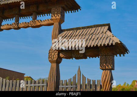 Traditionelle rumänische Holztür Stockfoto