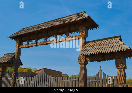 Traditionelle rumänische Holztür Stockfoto