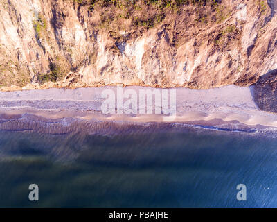 Schmaler Strand, Wellen und Meer. Luftaufnahme. Stockfoto