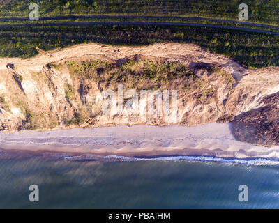 Schmaler Strand, Wellen und Meer. Luftaufnahme. Stockfoto