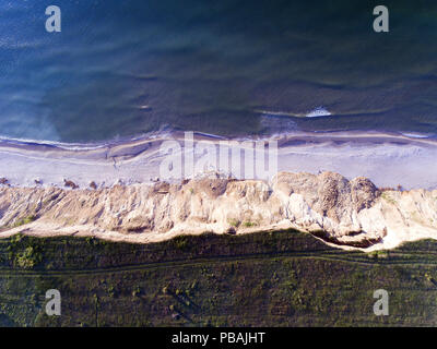 Schmaler Strand, Wellen und Meer. Luftaufnahme. Stockfoto