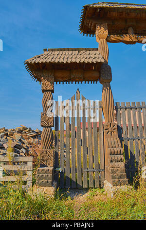 Traditionelle rumänische Holztür Stockfoto