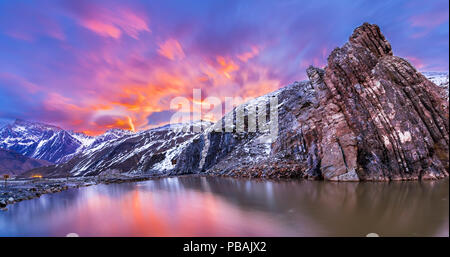 Thermalwasser Termas del Plomo in zentralen Anden. Gerade eine tolle Aussicht von Reflexionen und Farben aus der Dämmerung und und einem alpinen anzeigen Stockfoto