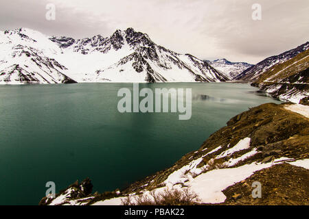 Eine tolle Aussicht auf das türkisfarbene Wasser von der "Quebrada del Plata" (Cast See) in der Nähe von Santiago de Chile Stadt und in der zentralen Anden Stockfoto