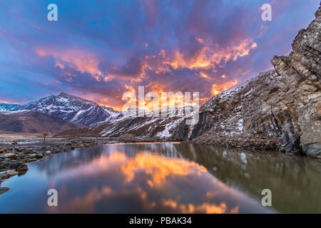 Thermalwasser Termas del Plomo in zentralen Anden. Gerade eine tolle Aussicht von Reflexionen und Farben aus der Dämmerung und und einem alpinen anzeigen Stockfoto