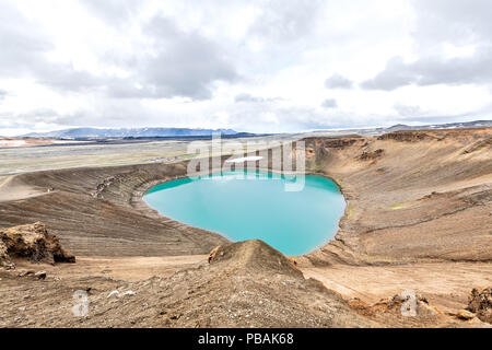 Panoramablick auf Viti Krater der Krafla caldera Geothermie Bildung mit kleinen See von Blau, Türkis, Grün, Wasser, Berge, Schnee, während summerFwa Stockfoto