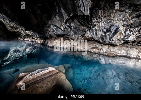 Weitwinkelansicht innerhalb von Grjotagja Lava Höhle in der Nähe von Mývatn mit hot springs Blau, Grün, Wasser, Felsen, Felsformationen, Wände, Reflexion Stockfoto