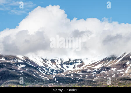 Detailansicht auf Sulur Berg in der Nähe von Akureyri mit blauem Himmel, Wolken, Schmutz Schotterstraße, Weide, Bauernhof, Gletscher, Schnee Stockfoto