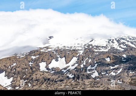 Snæfellsjökull schneebedeckten, überdachte Glacier Mountain Peak, im Nationalpark mit Lavaformationen, Krater, Wolken, blauer Himmel Stockfoto