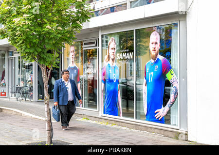 Reykjavik, Island - 19. Juni 2018: adalstraeti Street, Ingolfur Ingólfstorg Platz, Innenstadt, Zentrum mit Mann, Cafe, Werbung für Icelan Stockfoto