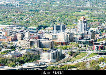 Roanoke, USA - 18. April 2018: Luftaufnahme der Stadtlandschaft, die Skyline der Innenstadt Blick auf Stadt, Virginia, Gebäude, Straßen, Autos, Büros, Stockfoto