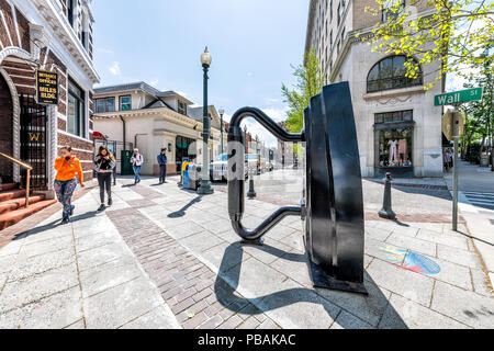 Asheville, USA - 19. April 2018: Asheville Eisen Skulptur an der Wall Street Shopping Mall mit Menschen zu Fuß Stockfoto