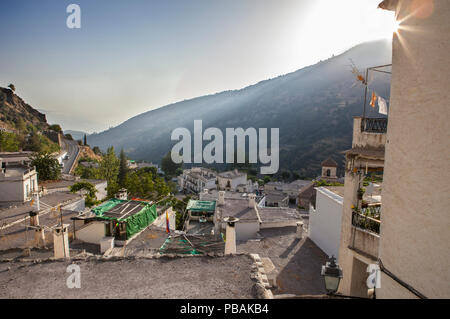 Letzte Sonnenstrahlen über Pampaneira Stadt Hügel fallen. Alpujarras, Granada, Spanien Stockfoto