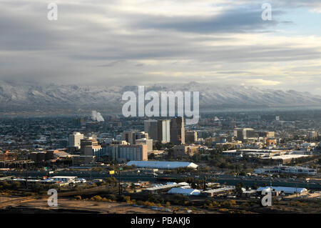 Schnee bedeckt die Santa Catalina Mountains nördlich von Tucson, Arizona, USA, in der Sonora Wüste, als von einem Berg gesehen. Stockfoto