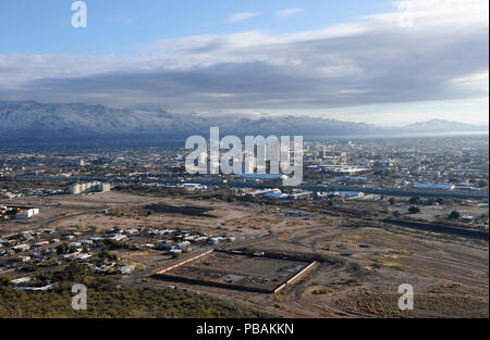 Schnee bedeckt die Santa Catalina Mountains nördlich von Tucson, Arizona, USA, in der Sonora Wüste, als von einem Berg gesehen. Stockfoto